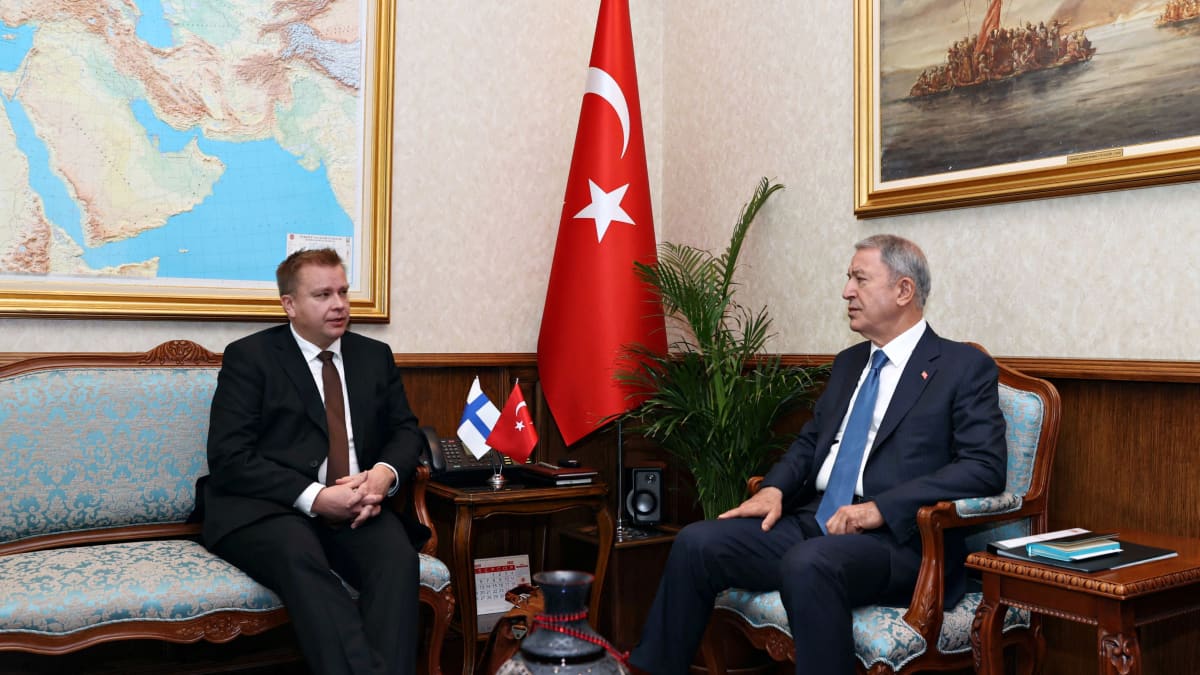 Turkin puolustusministeri Hulusi Akar (oikella) keskusteli Suomen puolustusministeri Antti Kaikkosen kanssa Turkin Ankarassa 8. joulukuuta 2022.