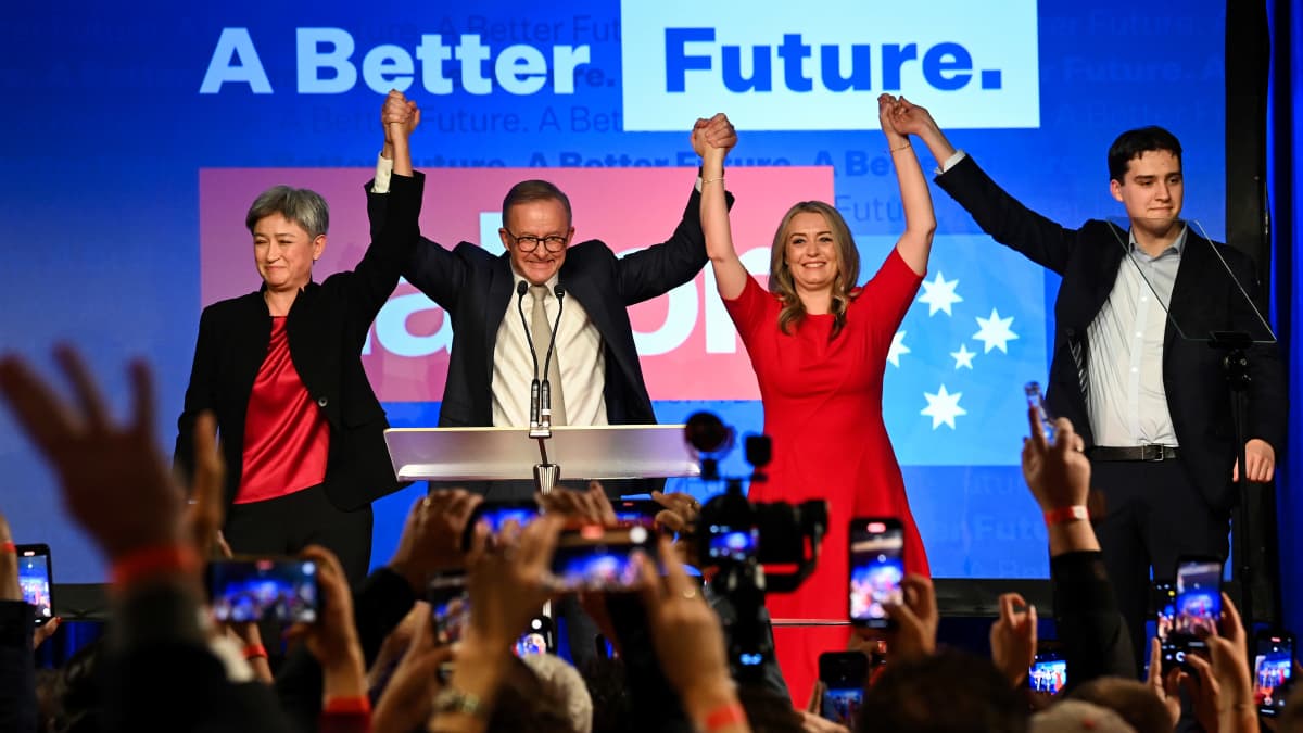 Penny Wong, Anthony Albanese,  Jodie Haydon ja Nathan Albanese lavalla.