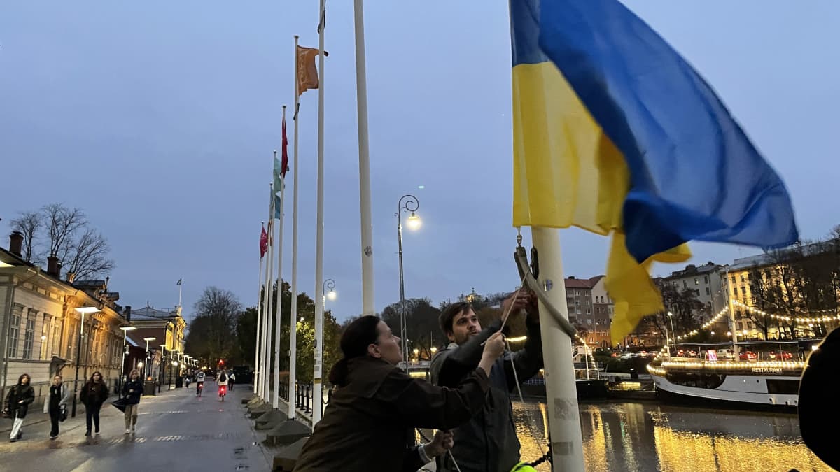 Turun pormestari Minna Arve nostaa Ukrainan lippua salkoon Aurajoen rannassa.