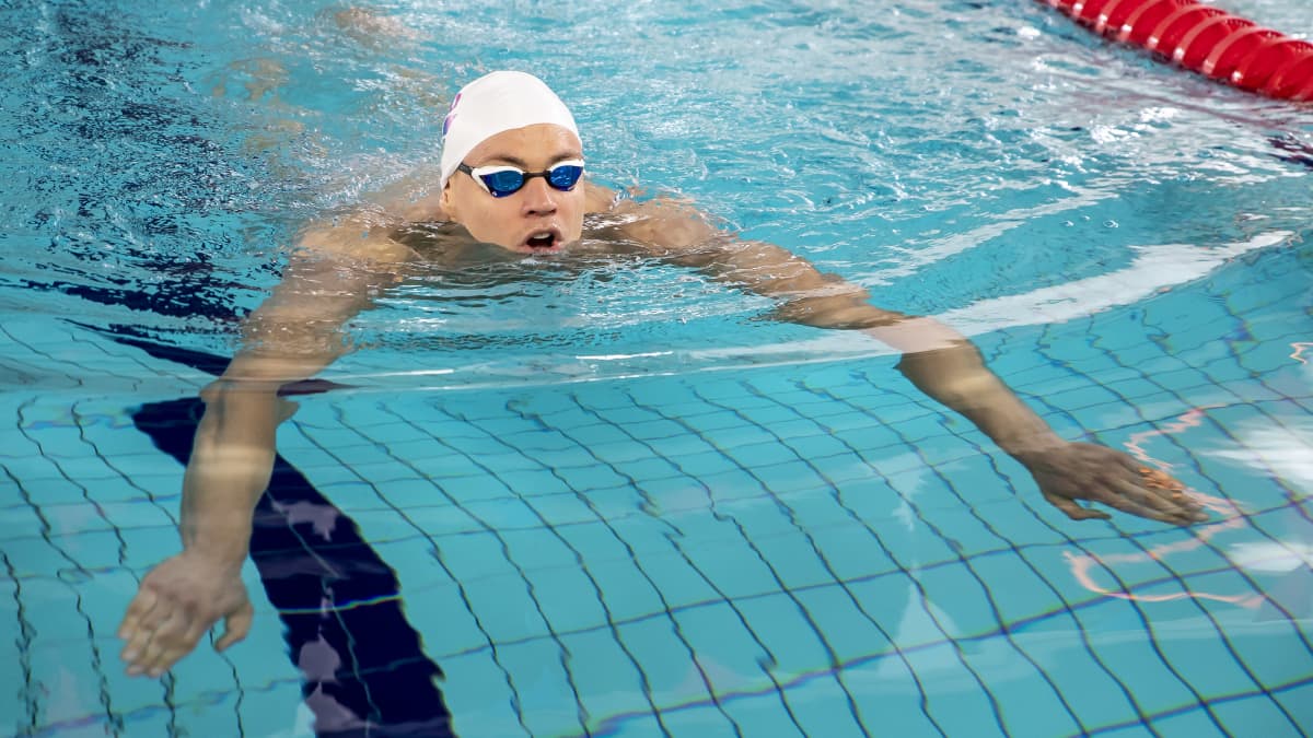 Ari-Pekka Liukkonen ui Jyväskylän uimahallissa.