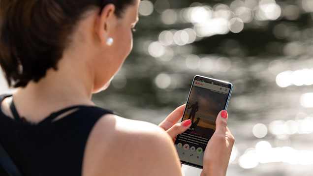 En ung kvinna med en telefon i handen.