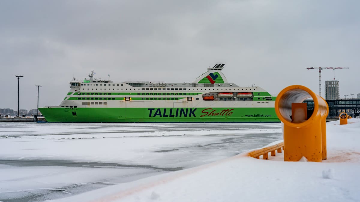 Tallink Star satamassa Jätkäsaaressa talvella.