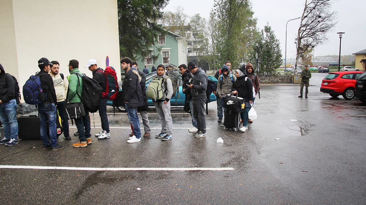 Turvapaikanhakijoita Torniossa syyskuussa 2015. Jono veti hitaasti Tornion kylmässä sateessa.