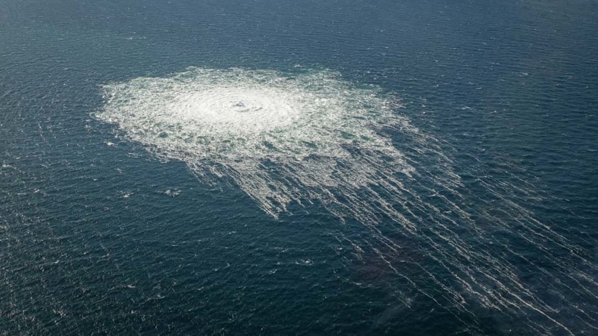 Ett flygfoto av ett runt område i havet som är alldeles vitt av bubblor från en undervattensläcka. Runt den vita rundeln bildas dessutom som en krans av bubblor.