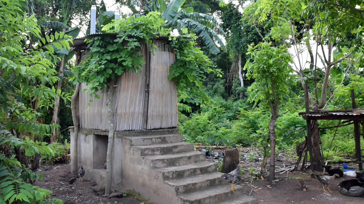 kuivakäymälä ghanalaisessa malaiskylässä