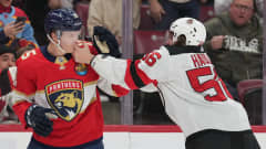 Floridan Anton Lundell ja New Jerseyn Erik Haula nujakoivat NHL-ottelussa joulukuussa 2022.