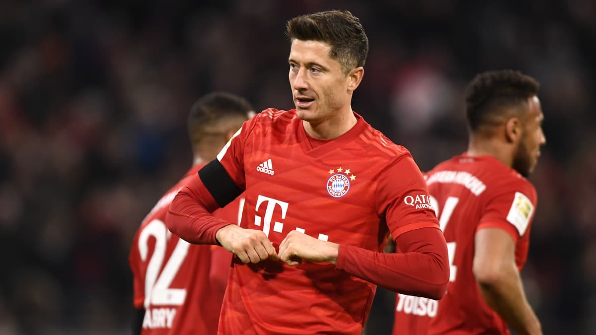 Bayern Münchenin maalintekijä Robert Lewandowski juhlii maaliaan.