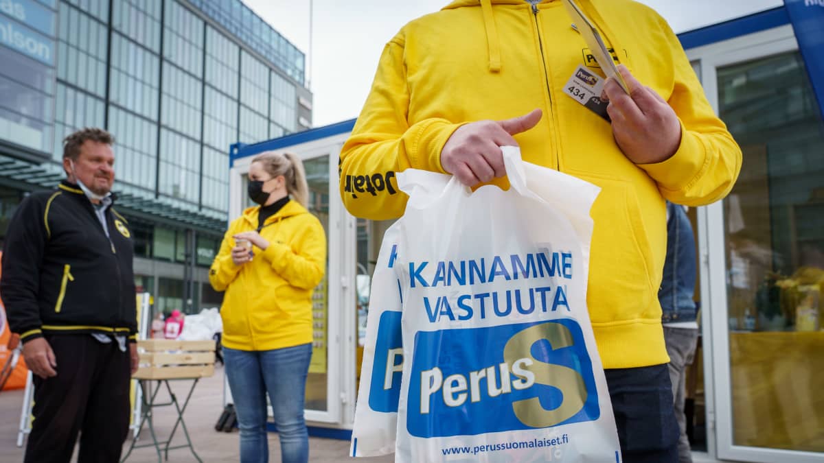Perussuomalaisten kuntavaaliehdokkaita vaalitapahtumassa.