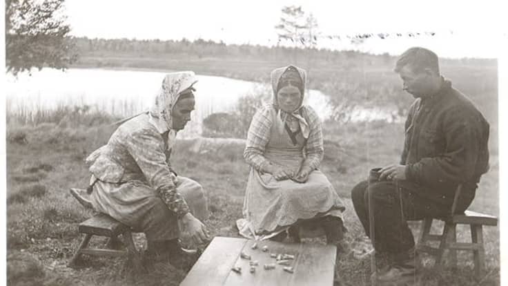 Jaakko Sverloff pelaa kolttasaamelaista peliä Gauriloffin naisten kanssa v. 1935.
