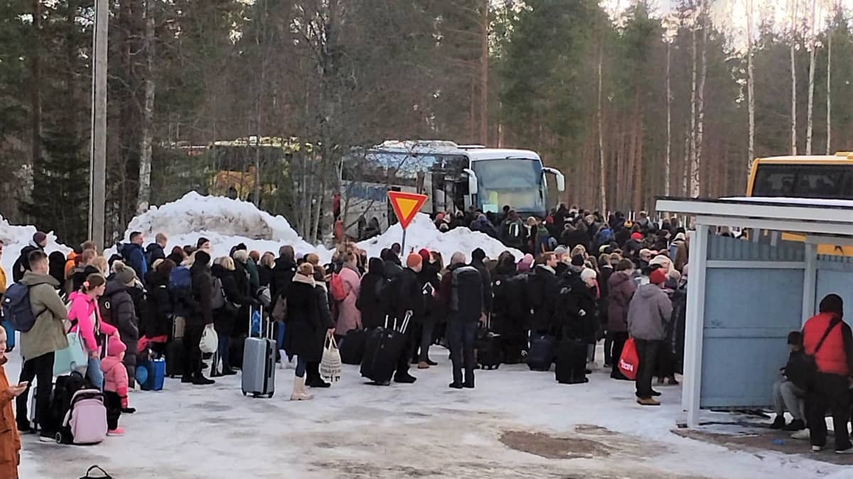 Sadat junamatkustajat jonottavat korvaavia busseja Parkanon asemalla.