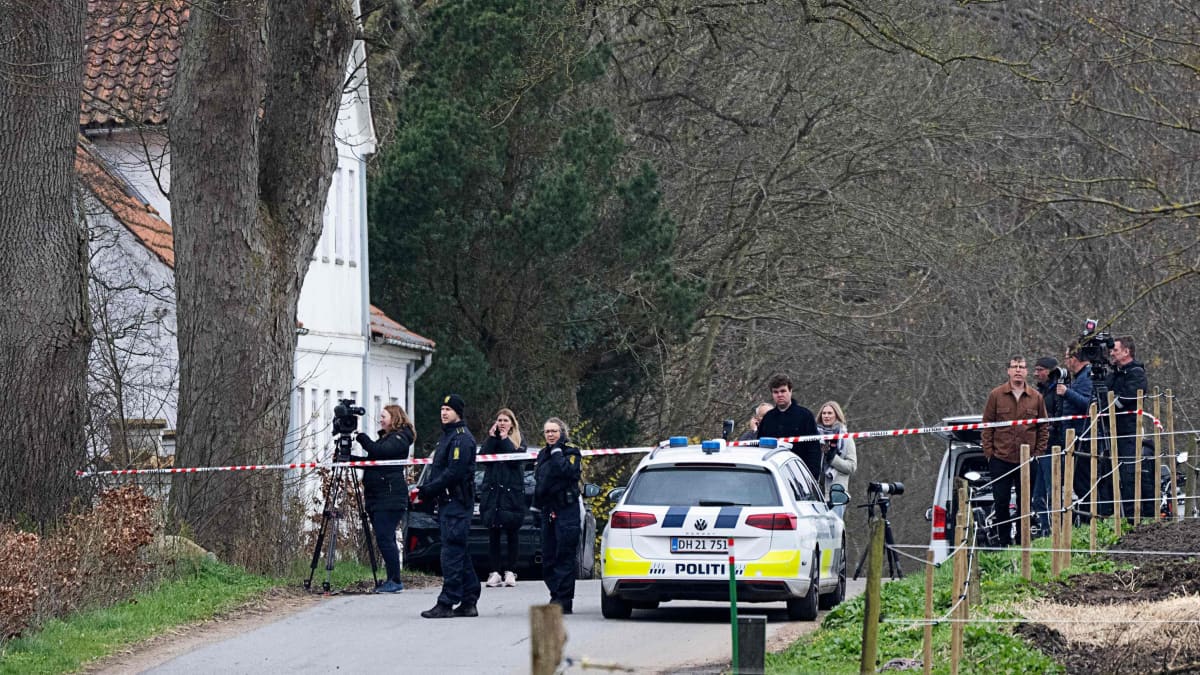 Poliisi työskentelee Fladholtevejissä sijaitsevassa talossa 13-vuotiaan Filippan etsintöjen yhteydessä Kirkerupin ympäristössä.