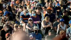 Yleisöä Kaivopuiston lentonäytöksessä 6. elokuuta 2021.