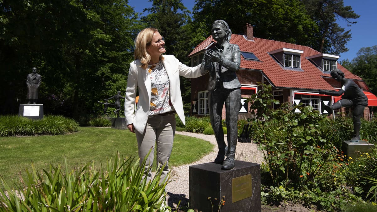 Sarina Wiegman patsaansa julkistamistilaisuudessa.