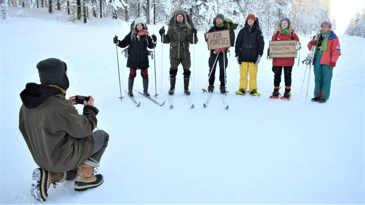 mielenosoittajia lähdössä hiihtämään