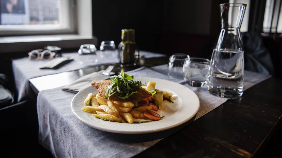 Kuvassa on fish and chips -lounasannos ravintola Vltavassa lokakuussa 2020.