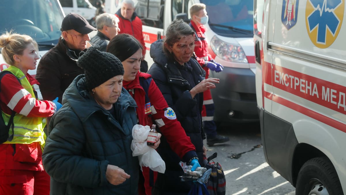 Ambulanssimiehistöt auttavat iskuissa loukkaantuneita siviilejä Kiovassa