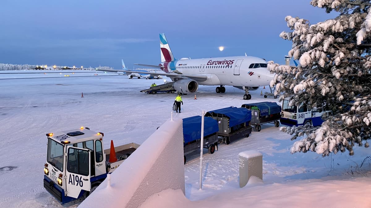 Eurowingsin lentokone Rovaniemen lentokentällä, talvinen maisema.