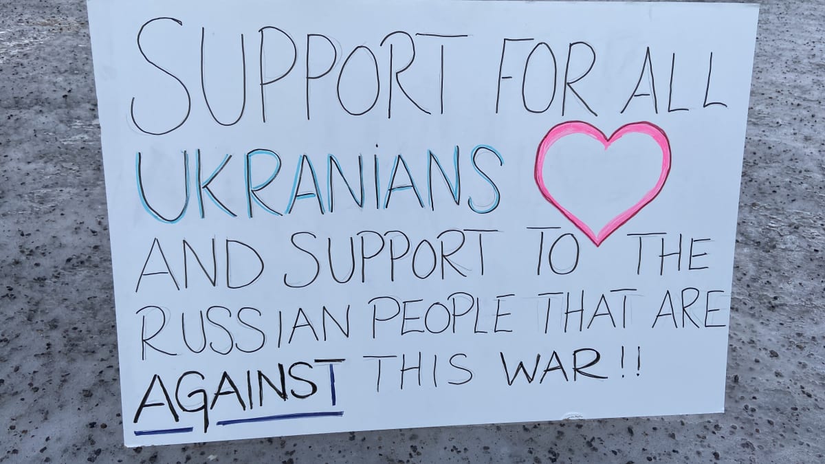 Mielenilmauksessa Vaasassa ollut kyltti, jossa osoitetaan tukea ukrainalaisille ja sotaa vastustaville venäläisille.