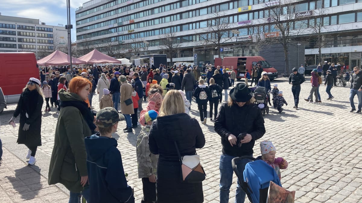 Ihmisiä Vaasan vapputorilla 1.5.2022