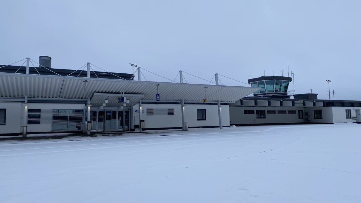 Autio Savonlinnan lentoasema talvisena päivänä. 