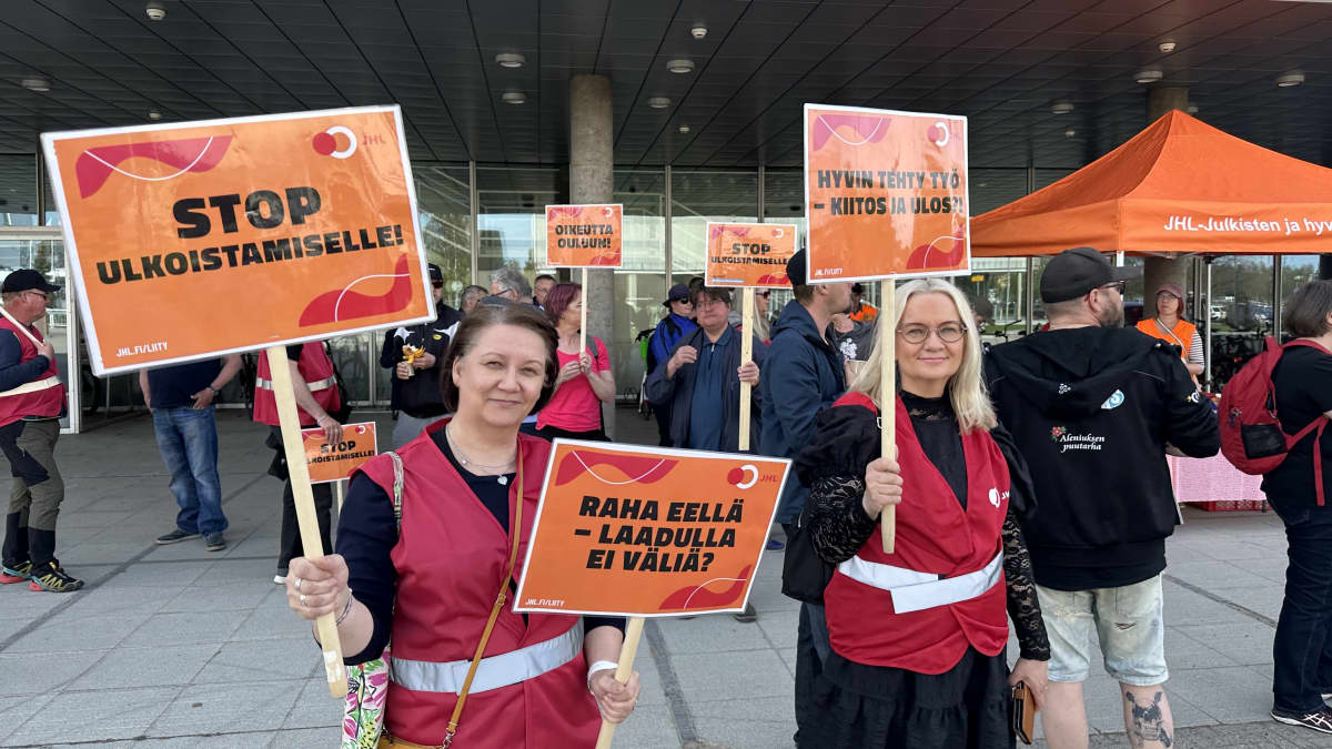 Mielenosoituskylteissä vaaditaan stoppia Oulun Infran ulkoistamiselle.