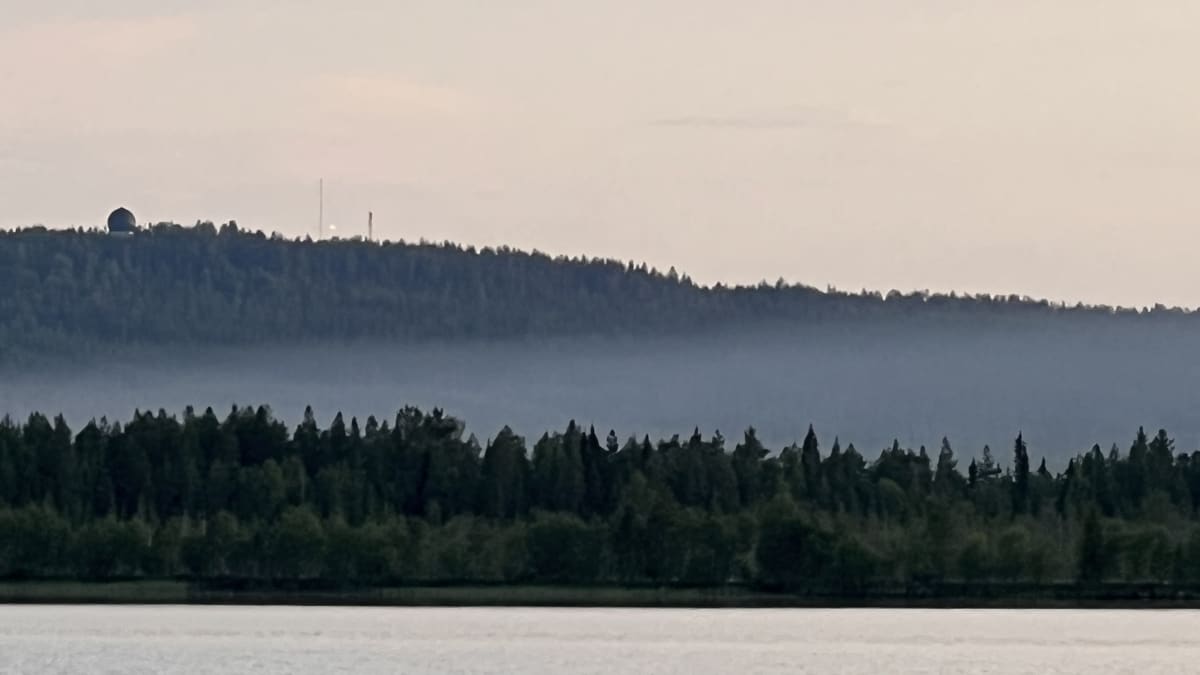 Taustalla rovaniemeläinen Iso Olkkavaara ja etualalla savua, joka tulee maastopalosta.