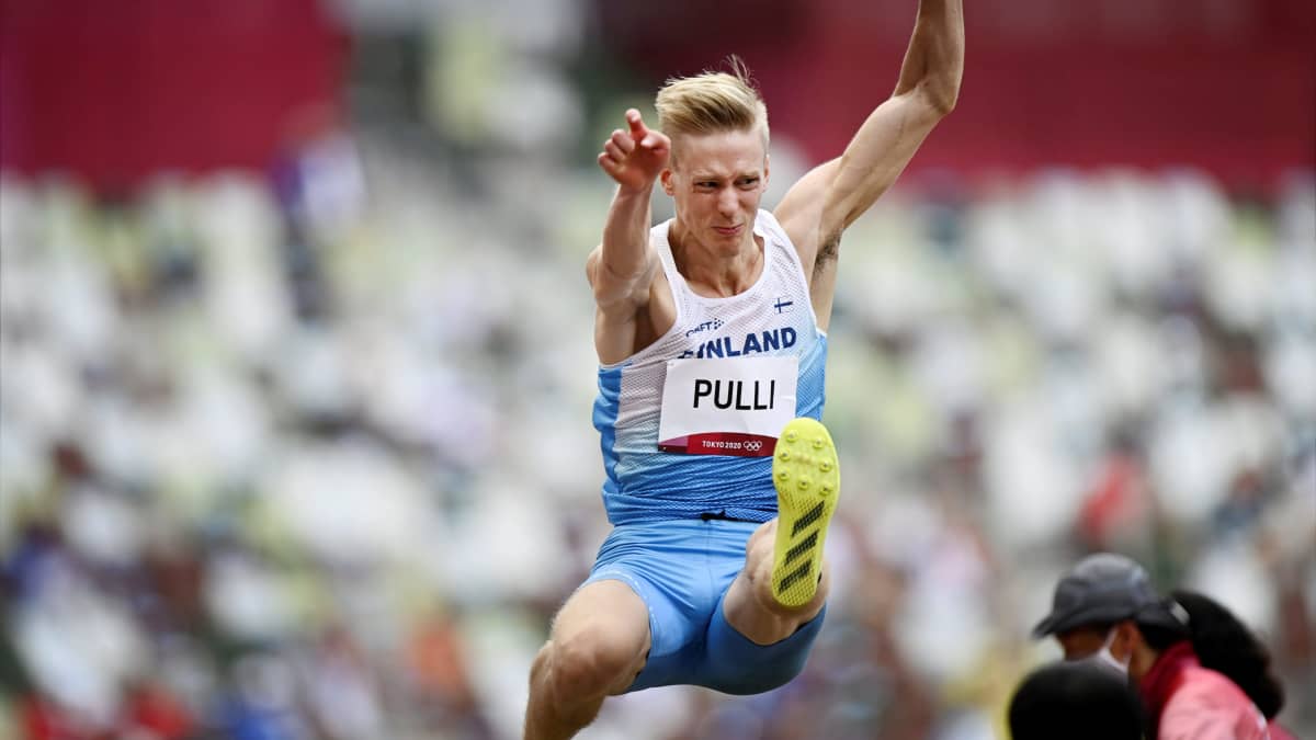 Kristian Pulli hyppää pituutta Tokion olympialaisissa.