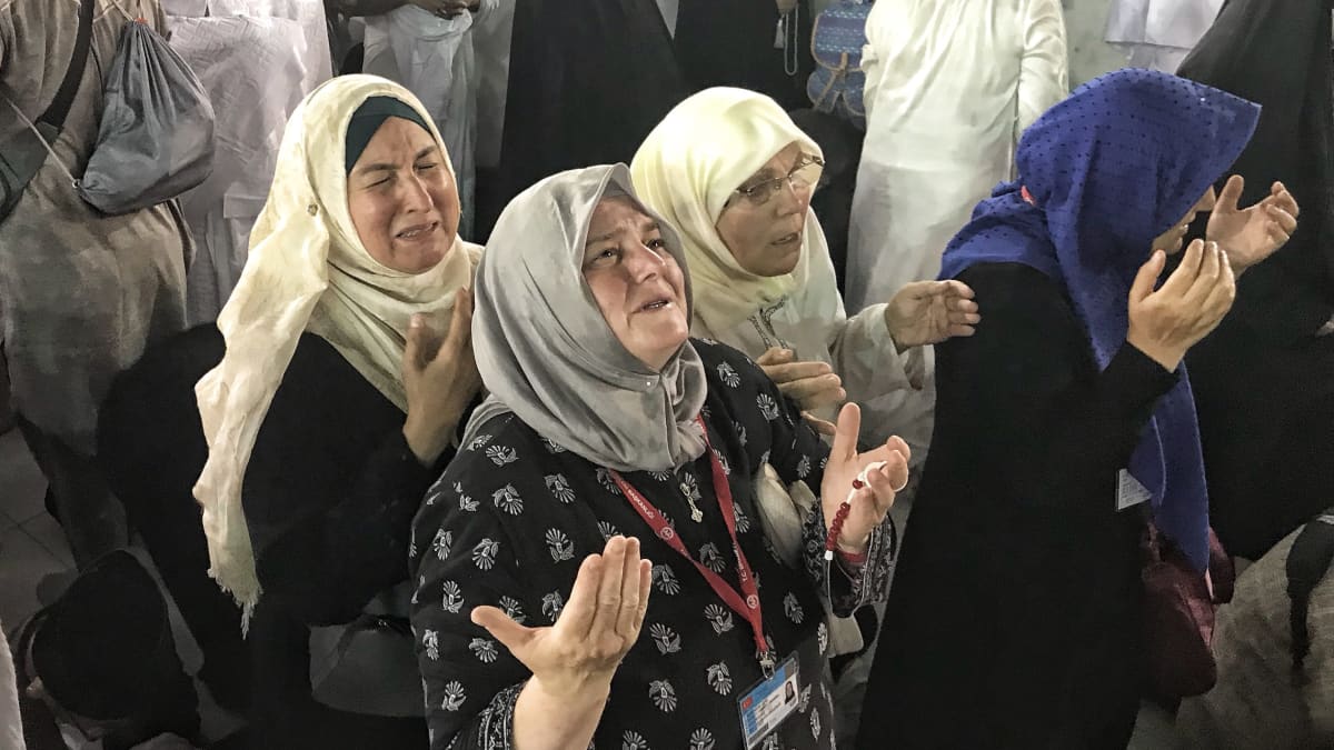 Neljä naista rukoilee Masjid al-Haram moskeijassa Mekassa.