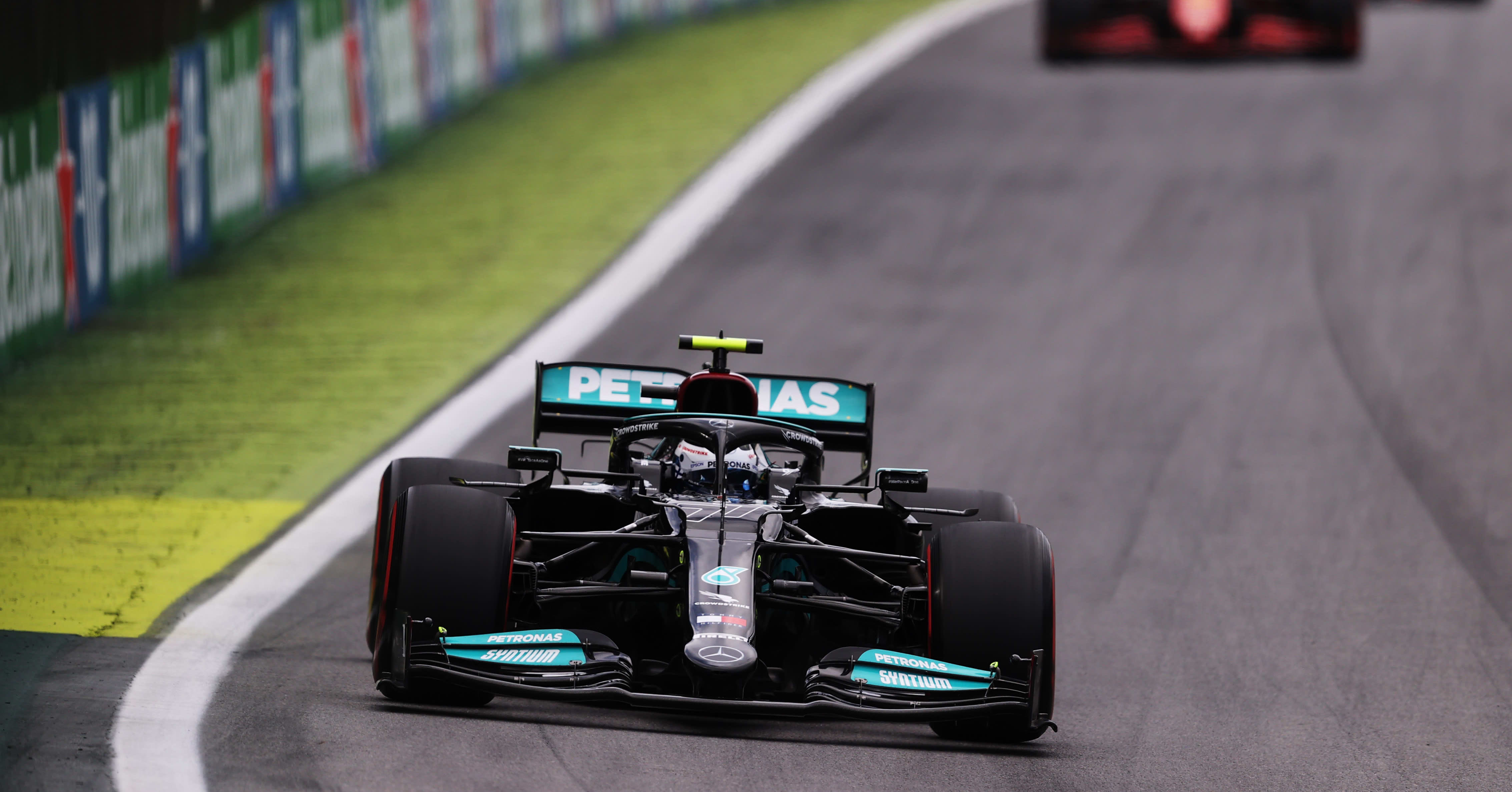 Valtteri Bottas ajoi upeaan voittoon Brasilian sprintissä – Lewis Hamiltonilta nähtiin ällistyttävä nousu
