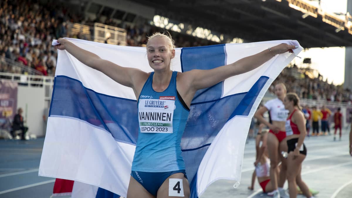 Saga Vanninen juhlii Euroopan mestaruutta Suomen lipun kanssa.