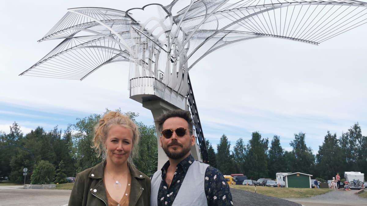 Taiteilijat Pekka ja Teija Isorättyä seisovat suunnittelemana Jyrki Kankaan muistomerkin edustalla.