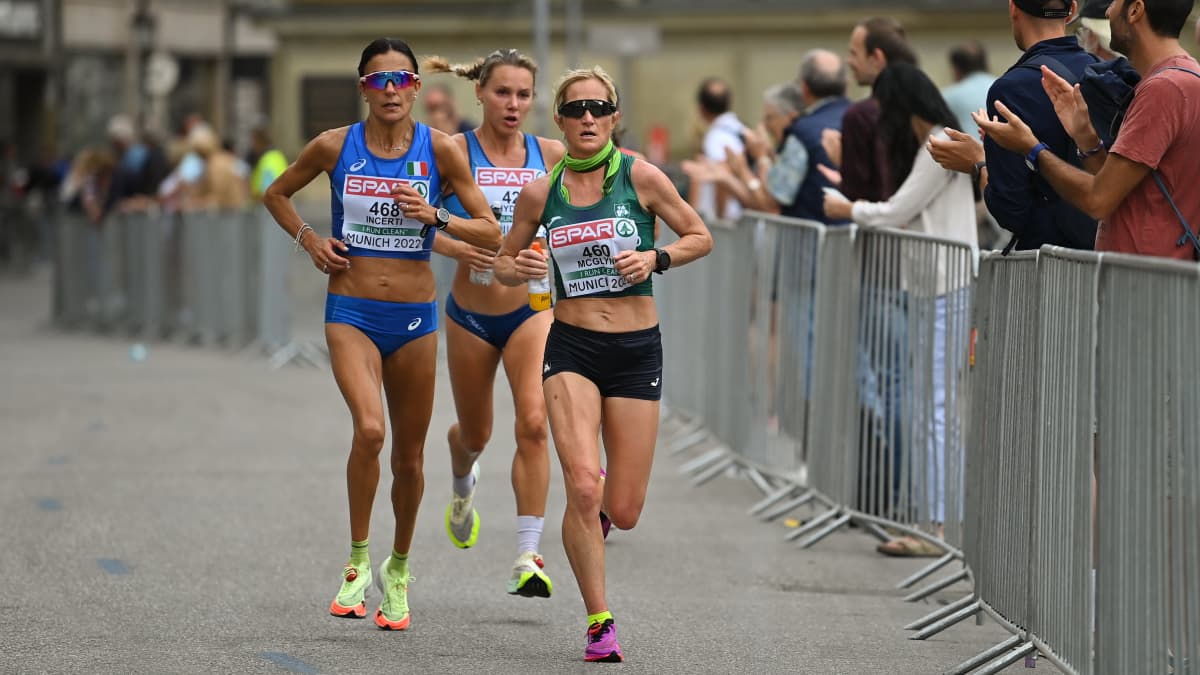 Nina Chydenius taittaa matkaa Irlannin Ann-Marie McGlynnin ja Italain Anna Incertin kanssa EM-maratonilla 2022.