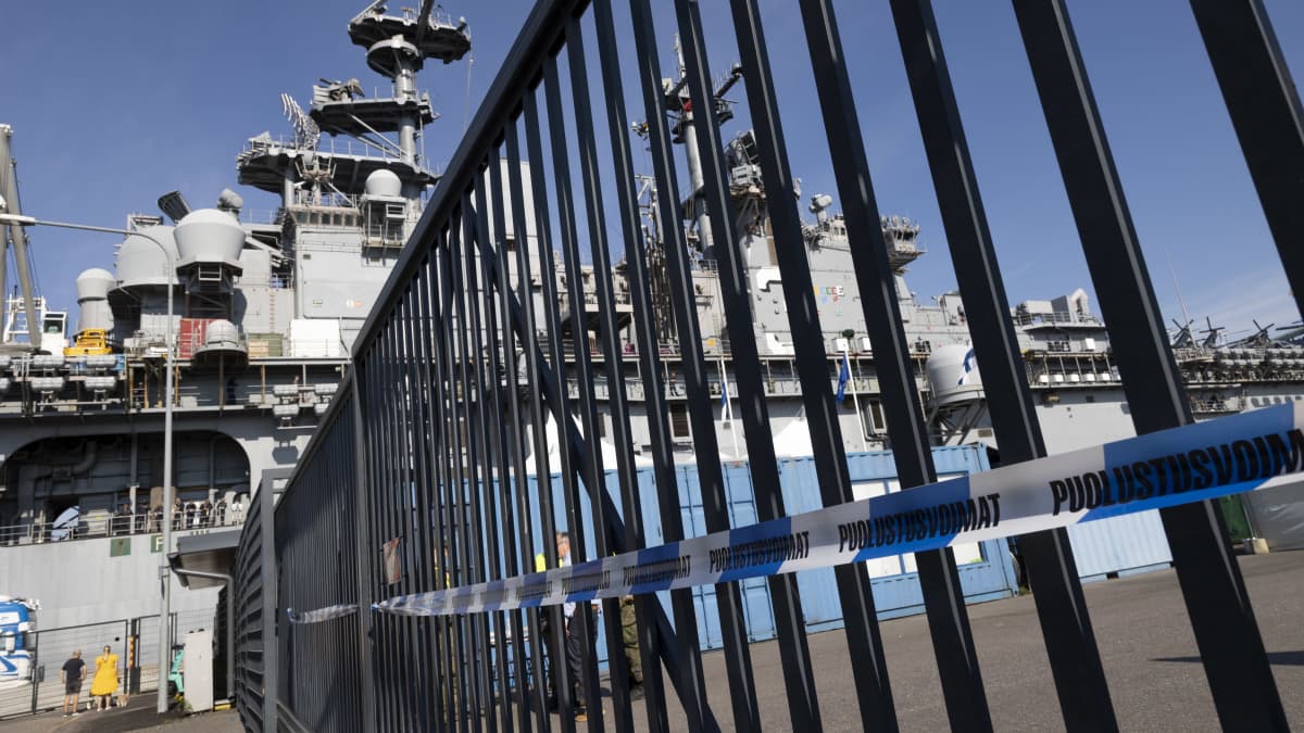 Satama aitaan on vedetty sini valkoista nauhaa, jossa lukee puolustusvoimat, koska satamaan on saapunut Yhdysvaltalainen sota-alus.