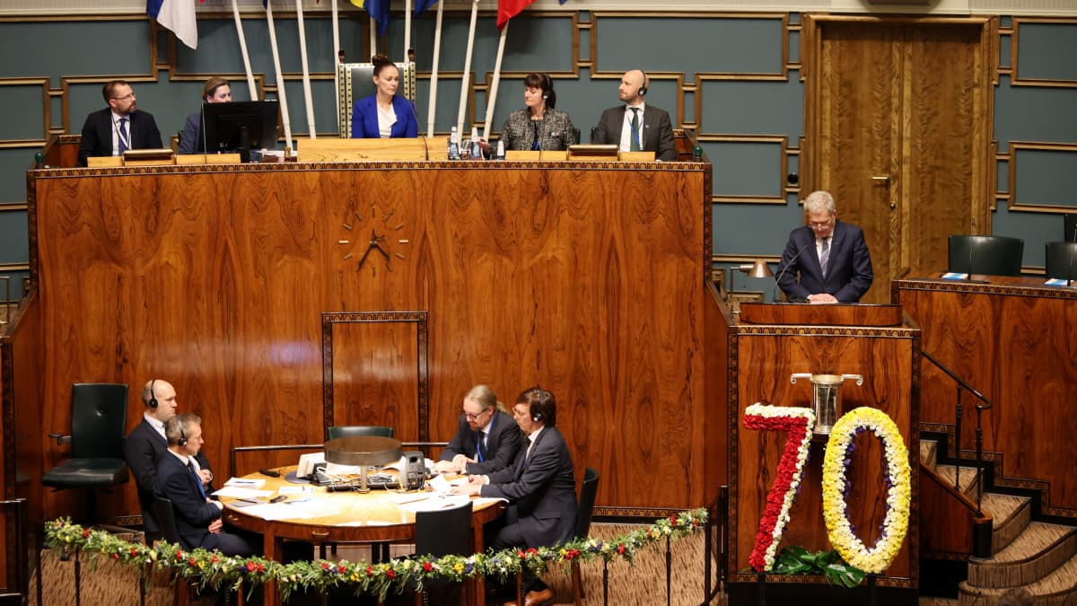Tasavallan presidentti Sauli Niinistö puhuu eduskunnassa.