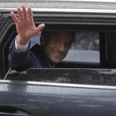 Ranskan presidentti Emmanuel Macron heilutti autonsa ikkunasta käytyään äänestämässä sunnuntaina.