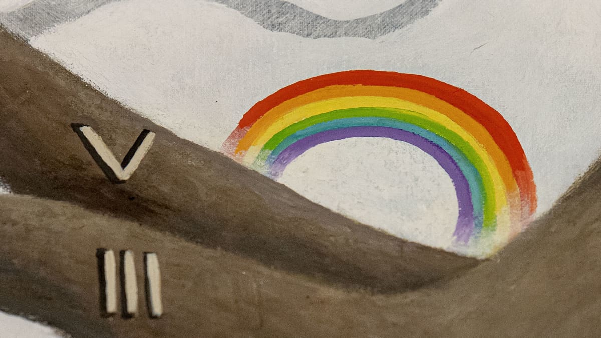 Yksityiskohta Samuli Heimosen taidemaalauksesta: sateenkaari puun oksalla