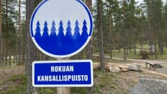 Kyltti Rokuan kansallispuistossa. 