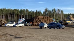 Hämeenlinnalaiset purkavat puutarhajätekuormiaan peräkärryistä Karanojan kaatopaikalla lokakuussa 2022.
