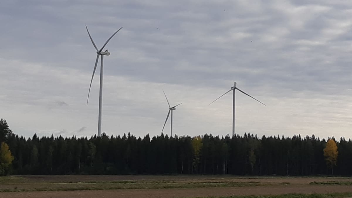Kristiinankaupungin tuulivoimalassa on myllyn siipiä katkeillut. 