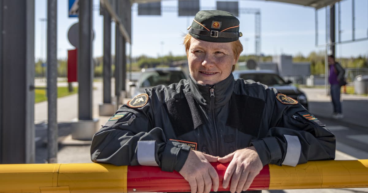 Ronski rajavartija piiskasi töiden jälkeen pakaroita tikkiin, eikä