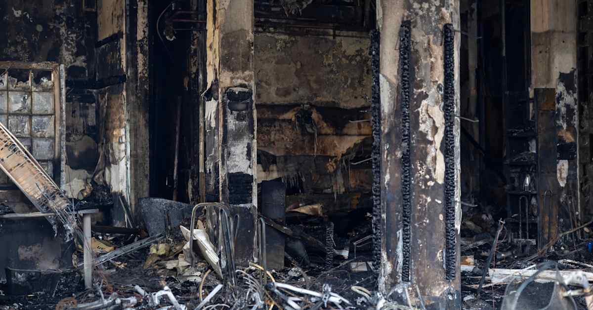 Alaikäiset pojat myöntävät pyöräliikkeen maksetun tuhopolton Lauttasaaressa – poliisilla kuusi epäiltyä