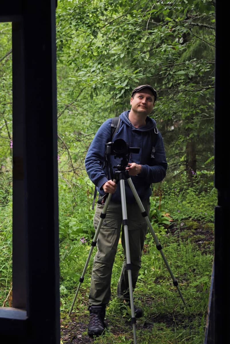 Ari Rantanen seisoo kameran kanssa.