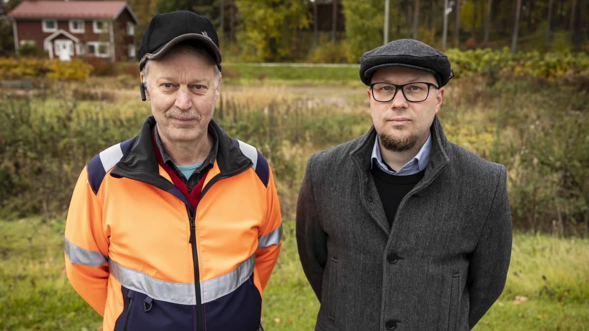 Paavo Hietalahti ja Marko Malvisto. Taustalla on tyhjä tontti. 
