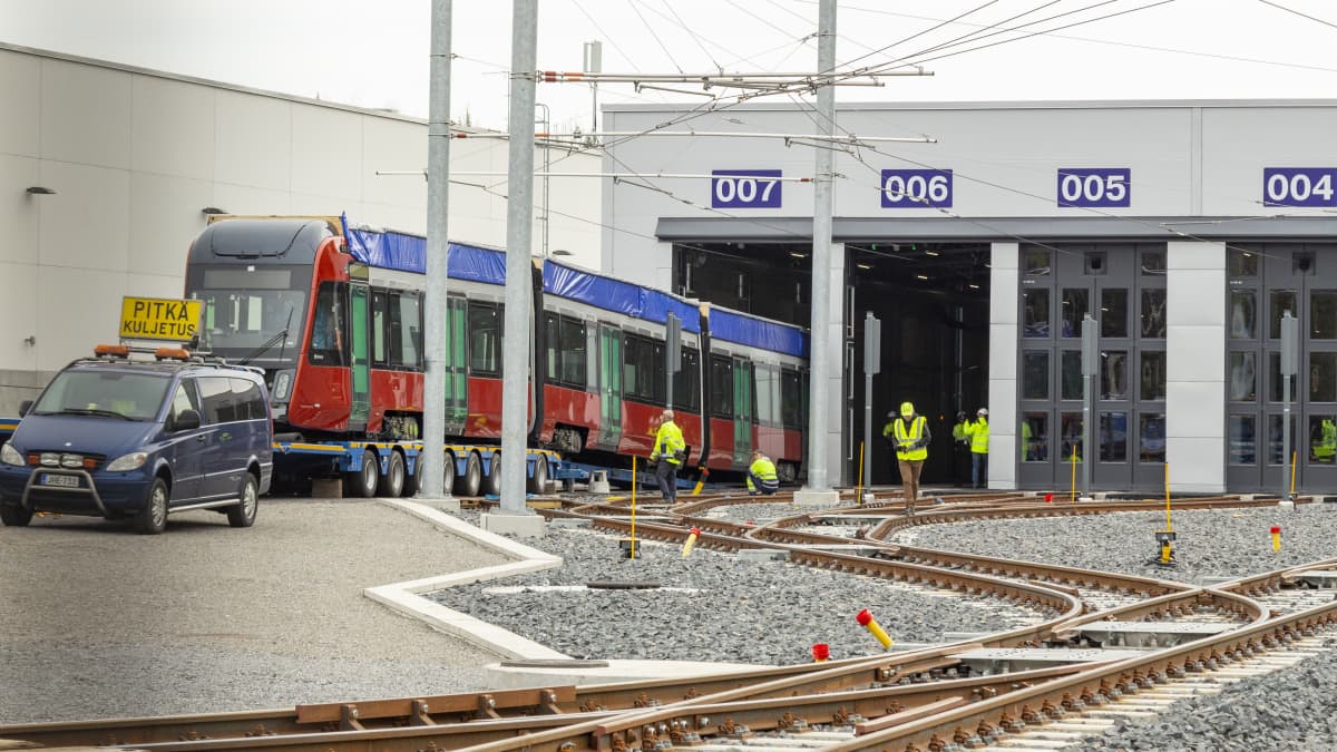 Ensimmäinen raitiovaunu siirtymässä Tampereen Ratikan varikkohalliin