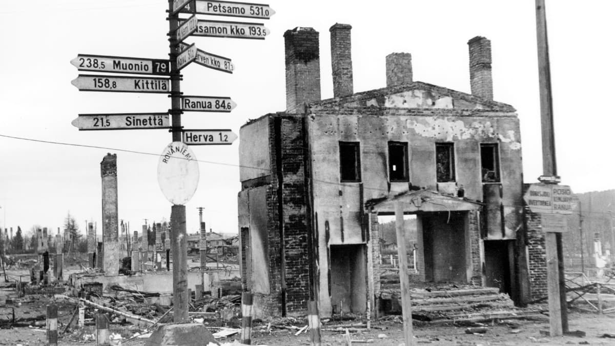Jatkosota, Lapin sota. Saksalaisten tuhoama talo Rovaniemellä 1944. 
