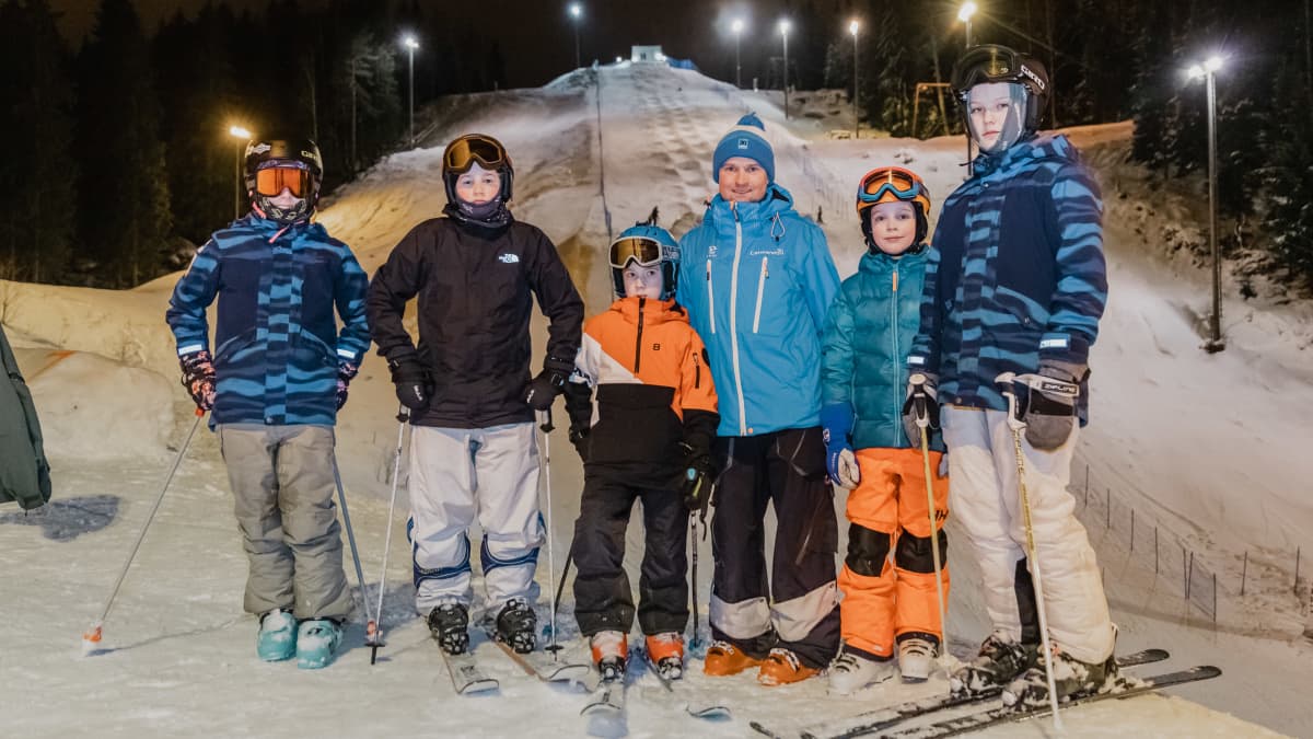 Mikko Ronkanen ympärillä Jyväskylän Freestyleseuran junioreita.