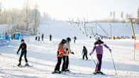 Laskettelijoita laskemassa Messilän hiihtokeskuksen rinteissä.