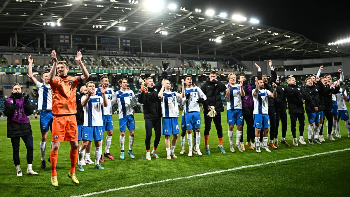 Suomen joukkue kiittää kannattajia Belfastissa 1–0-voiton jälkeen.