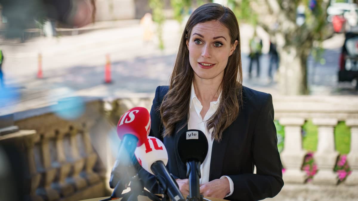 Pääministeri Sanna Marin puhuu medialle Säätytalon portailla.