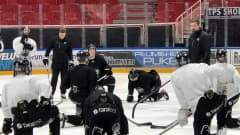 Turun Palloseuran jääkiekkojoukkueen pelaajia kuuntelee, kun päävalmentaja Jussi Ahokas puhuu.